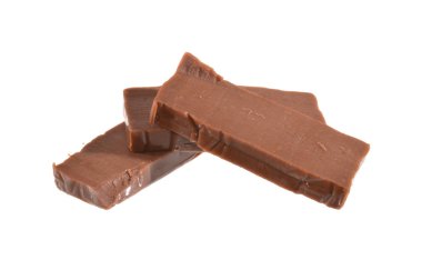 Beyaz arkaplanda izole edilmiş çikolata peyniri