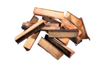 Beyaz arkaplanda yakacak odun