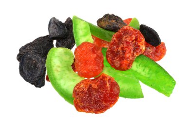 Beyaz arkaplanda izole edilmiş kurumuş meyveler