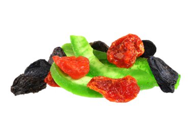 Beyaz arkaplanda izole edilmiş kurumuş meyveler