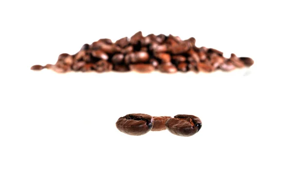 Koffie korrels geïsoleerd op witte achtergrond — Stockfoto