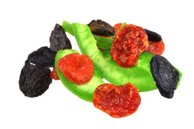 Beyaz arkaplanda izole edilmiş kurumuş meyveler