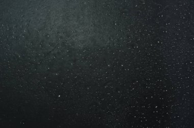 Su damlaları siyah arkaplanda izole