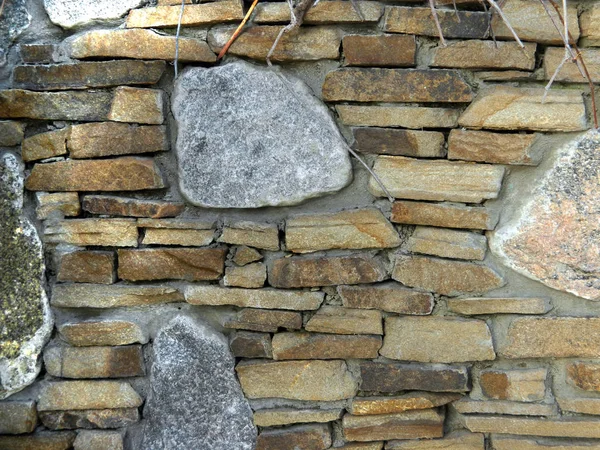 Стіна будинку з різних каменів — стокове фото