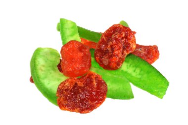 Beyaz arkaplanda izole edilmiş kurumuş meyveler