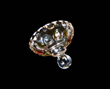 Beyaz arka plan üzerinde izole kristal vazo