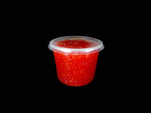 Caviar rojo aislado sobre fondo blanco — Foto de Stock