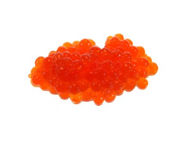 Beyaz arkaplanda kırmızı havyar izole edildi