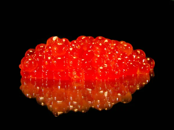 Caviar vermelho isolado sobre fundo branco — Fotografia de Stock