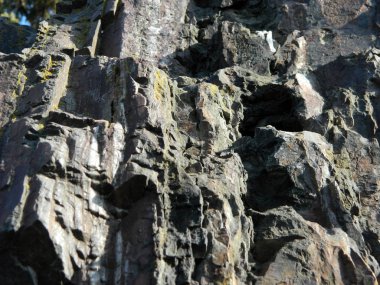 Yaşlı çatlamış granit taş kışın