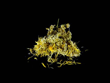                                Bitki çayı siyah arkaplanda izole edilmiş.