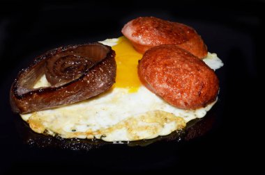 yumurta siyah arkaplanda izole