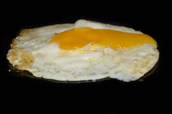 Яйцо Выделено Черном Фоне — стоковое фото