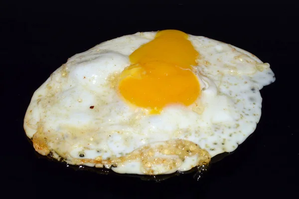 Huevo Aislado Sobre Fondo Negro — Foto de Stock