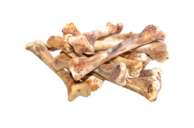 Beyaz arka planda izole edilmiş tavuk kemikleri