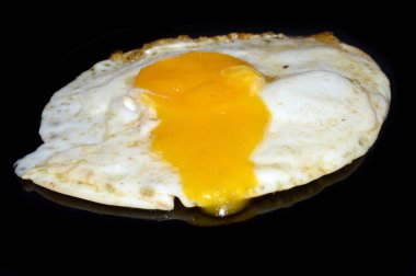 yumurta siyah arkaplanda izole