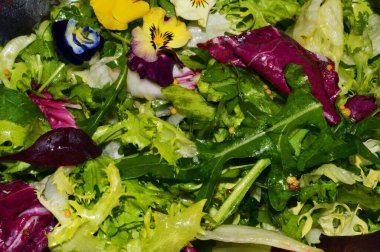 Şenlik masasında bahar yemeği