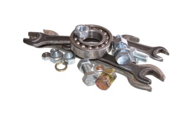 Beyaz arkaplanda izole edilmiş eski cıvatalar