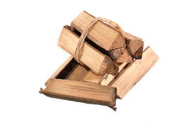 Beyaz arkaplanda yakacak odun