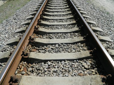                                Yazın eski paslı demiryolu