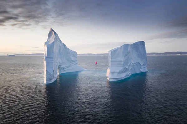 Hermoso Paisaje Con Grandes Icebergs — Foto de Stock