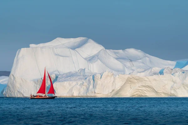 Bela Paisagem Com Grandes Icebergs Barco Com Velas Vermelhas — Fotografia de Stock