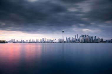 Toronto şehri bulutlu bir akşamda gökyüzü, Ontario, Kanada