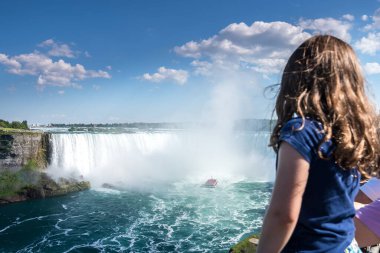Ünlü güzel Niagara şelalesinin yaz günü havadan çekilmiş görüntüleri.