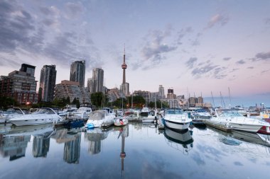 Toronto şehrinin gökyüzü Marina Quay West, Ontario, Kanada 'dan Gece
