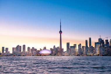 Toronto şehri gün batımında ufuk çizgisi, Ontario, Kanada