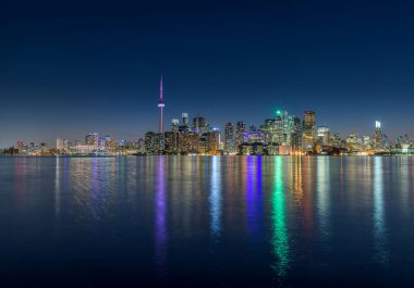 Toronto şehrinin gökyüzü geceleyin, Ontario, Kanada