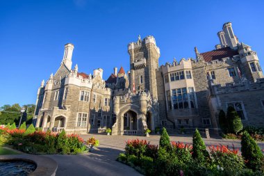 Toronto, Ontario, Kanada 'daki Casa Loma konağı ve bahçesi