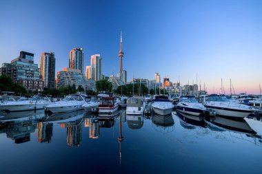 Toronto şehrinin ufuk çizgisi marinadan batıya, Ontario, Kanada
