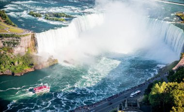 Ünlü güzel Niagara şelalesinin yaz günü havadan çekilmiş görüntüleri.