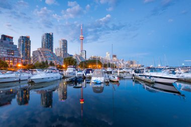 Toronto şehrinin gökyüzü Marina Quay West, Ontario, Kanada 'dan Gece