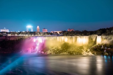 Geceleri güzel Niagara şelalesinin havadan çekilmiş görüntüsü.
