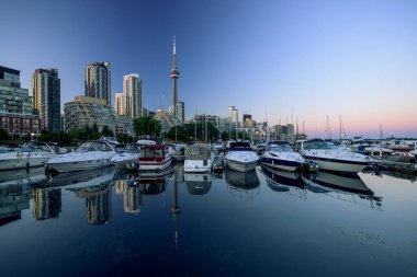 Toronto şehrinin gökyüzü Marina Quay West, Ontario, Kanada 'dan Gece