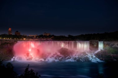 Geceleri güzel Niagara şelalesinin havadan çekilmiş görüntüsü.