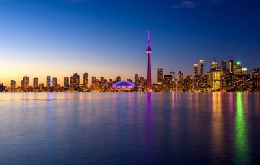 Toronto şehrinin gökyüzü geceleyin, Ontario, Kanada