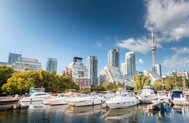 Toronto şehrinin ufuk çizgisi marinadan batıya, Ontario, Kanada