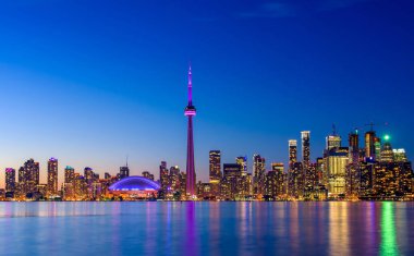 Toronto şehrinin gökyüzü geceleyin, Ontario, Kanada