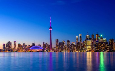 Toronto şehrinin gökyüzü geceleyin, Ontario, Kanada
