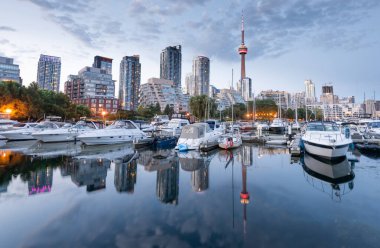 Toronto şehrinin gökyüzü Marina Quay West, Ontario, Kanada 'dan Gece