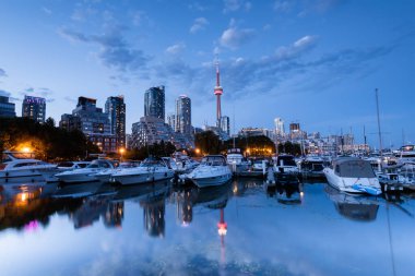 Toronto şehrinin gökyüzü Marina Quay West, Ontario, Kanada 'dan Gece