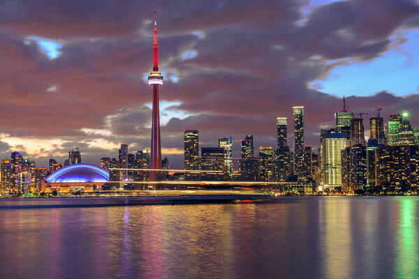 Панорама города Торонто в пасмурный вечер, Онтарио, Канада
