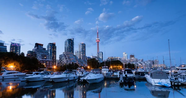 Toronto şehrinin gökyüzü Marina Quay West, Ontario, Kanada 'dan Gece