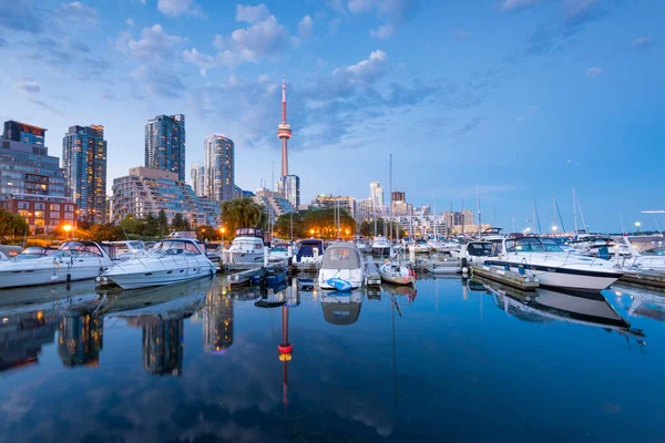Toronto şehrinin gökyüzü Marina Quay West, Ontario, Kanada 'dan Gece