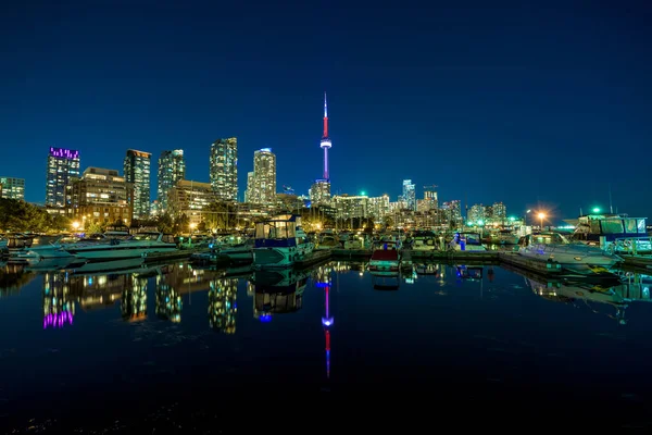 カナダオンタリオ州マリーナ ウェストから夜のトロント市のスカイライン — ストック写真