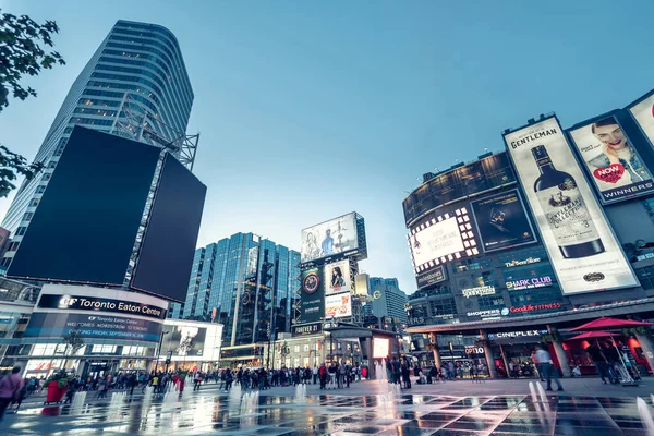 Piazza Yonge Dundas Serata Toronto Canada — Foto Stock