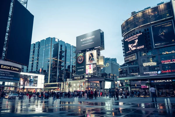 Piazza Yonge Dundas Serata Toronto Canada — Foto Stock